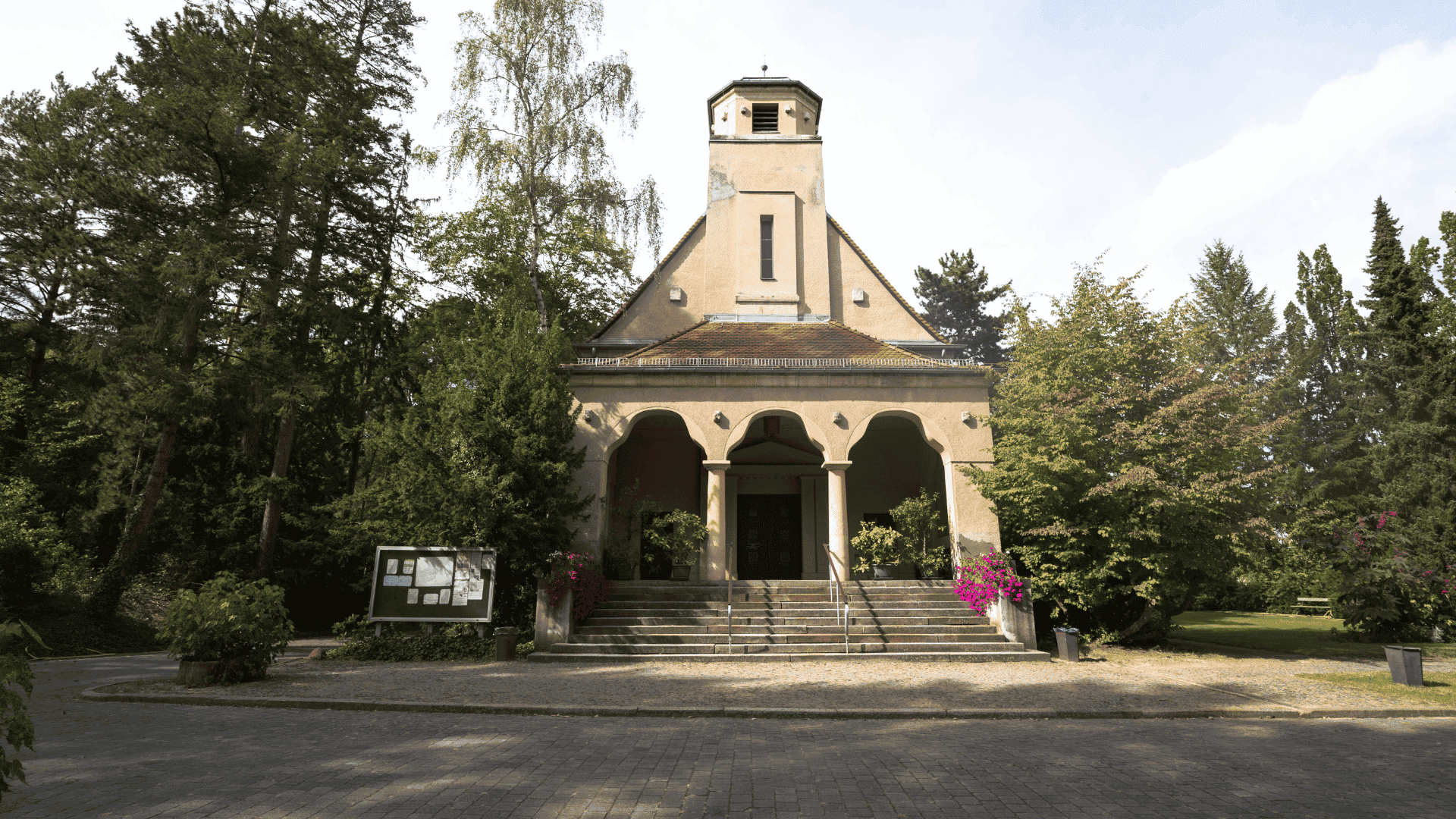 Außenansicht auf die Fassade der Johann-Sebastian-Bach Kirche in Berlin-Lichterfelde