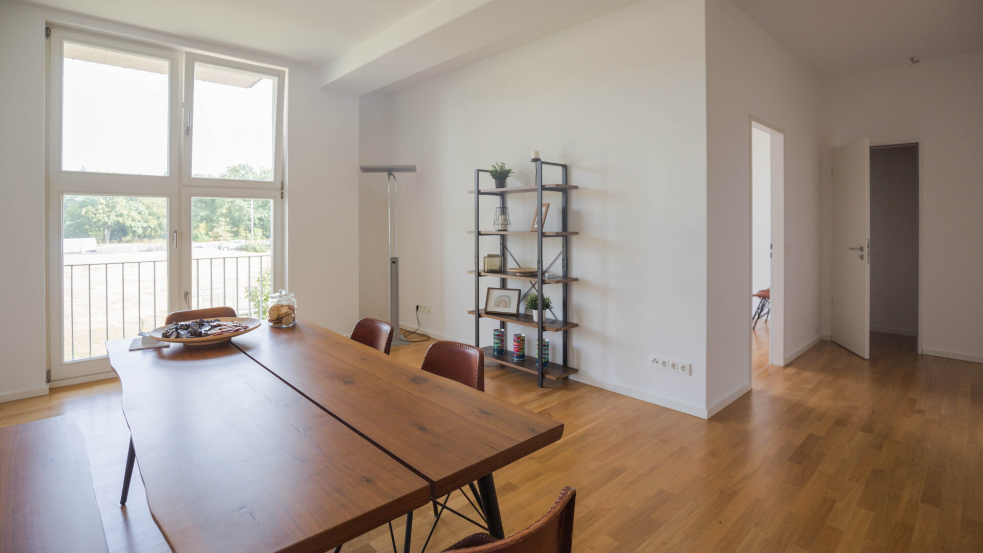 Innenraum eines modern möblierten Wohn-Esszimmers in der ersten Etage mit großen Fenstern in Berlin-Lichterfelde.
