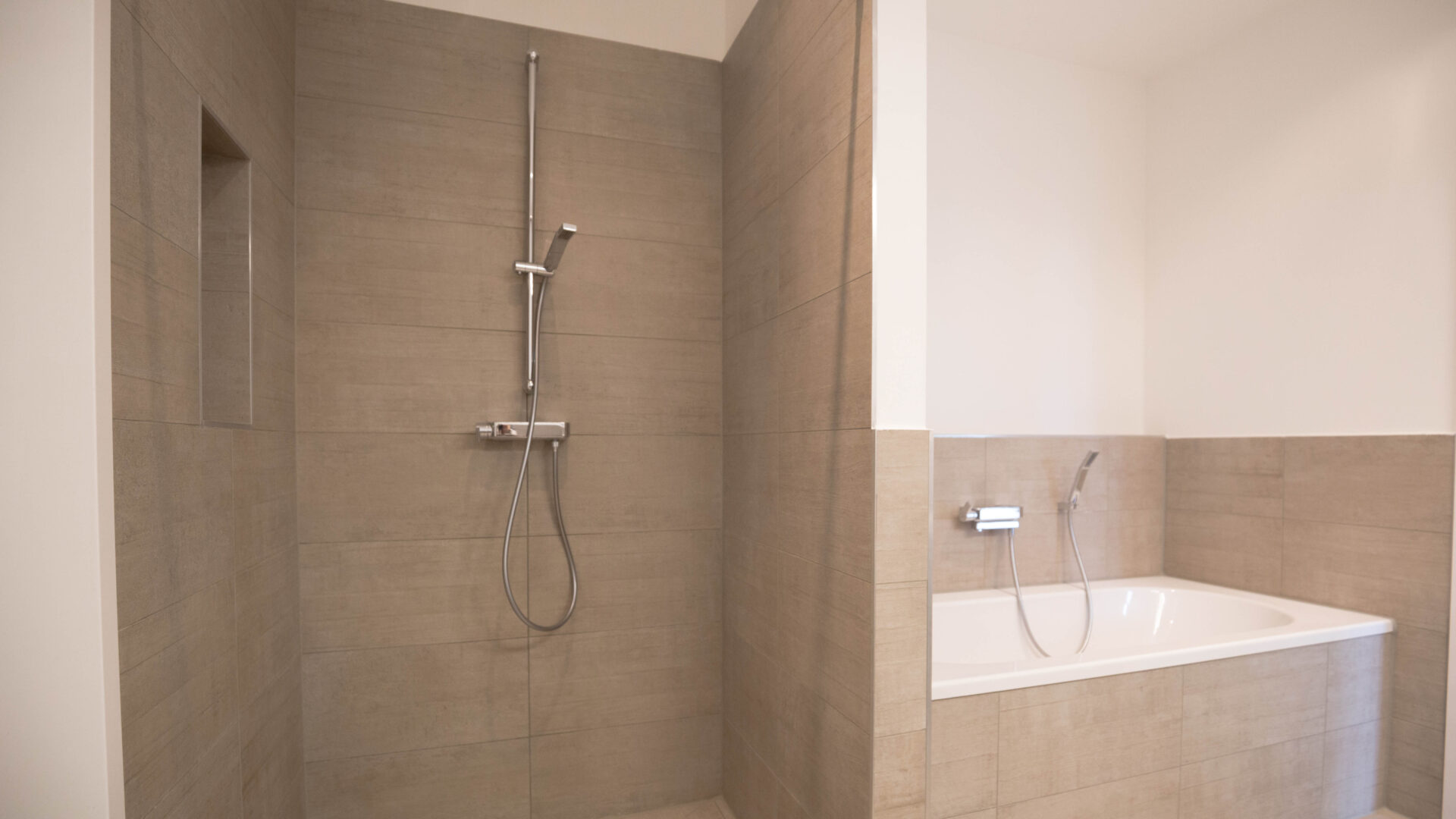 Modernes Badezimmer mit Walk-In-Dusche und Badewanne