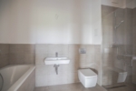 Spacious 2-Room Apartment with Bright Living Atmosphere - Badezimmer