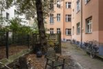 Fantastische Altbauwohnung mit Balkon in Prenzlauer Berg - Innenhof