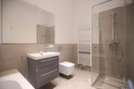 Sun-Filled Living Bliss: Stylish 3-Room Apartment with Balcony – Commission-Free - Badezimmer