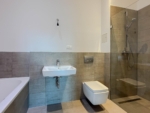 Bright 2-room apartment with terrace – commission-free - Badezimmer