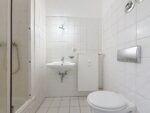 Attractive 2-room apartment with balcony in the Reuterkiez area - Duschbad