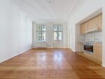 Attractive 2-room apartment with balcony in the Reuterkiez area - Wohnzimmer