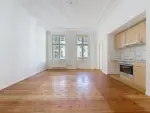 Attractive 2-room apartment with balcony in the Reuterkiez area - Wohnzimmer