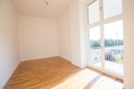 Spacious 4-room apartment with balcony and plenty of natural light - Zimmer mit Balkon