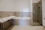 Spacious 4-room apartment with balcony and plenty of natural light - Badezimmer