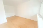 Green Oasis with Balcony & Basement - Your Retreat Awaits - Wohnzimmer