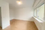 Green Oasis with Balcony & Basement - Your Retreat Awaits - Wohn-Schlafzimmer