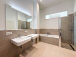 Dreamy 4-Bedroom Apartment with Balcony - Masterbad