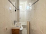 Urban Living, Peaceful Comfort – 2-Bedroom Apartment in Mariendorf - Badezimmer