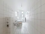 Provisionsfreie 2 Zimmerwohnung mit Loggia im Reuterkiez - Badezimmer