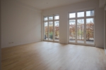Creative 2-Room Apartment with Exclusive Terrace – Commission-Free - Wohnzimmer u. Terrasse