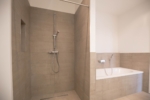 Creative 2-Room Apartment with Exclusive Terrace – Commission-Free - Badezimmer