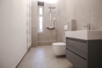 Großzügige Hochparterrewohnung mit Terrasse & Altbaudetails in Toplage - Duschbad