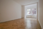 Großzügige Hochparterrewohnung mit Terrasse & Altbaudetails in Toplage - Wohnzimmer