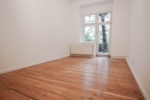 Großzügige Hochparterrewohnung mit Terrasse & Altbaudetails in Toplage - Zimmer mit Terrasse