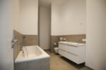 Modern living in a factory loft Melde dich an, um Antworten basierend auf gespeicherten Chats zu erhalten sowie Bilder Modern living in a factory loft - no commission - Badezimmer