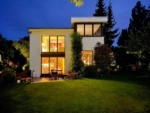 Beautiful architect-designed house on the water - Nachtansicht