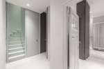 Hochwertig modernisierte Familienwohnung im Szenekiez - Flur mit Design-Treppe