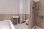 Commission-Free! Modern, Bright 3-Bedroom Apartment for Couples & Families - Badezimmer