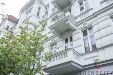 Commission-free: Spacious 2.5-room apartment in a historic period building – Owner occupancy possible from 2028 onwards, 10823 Berlin, Upper floor apartment